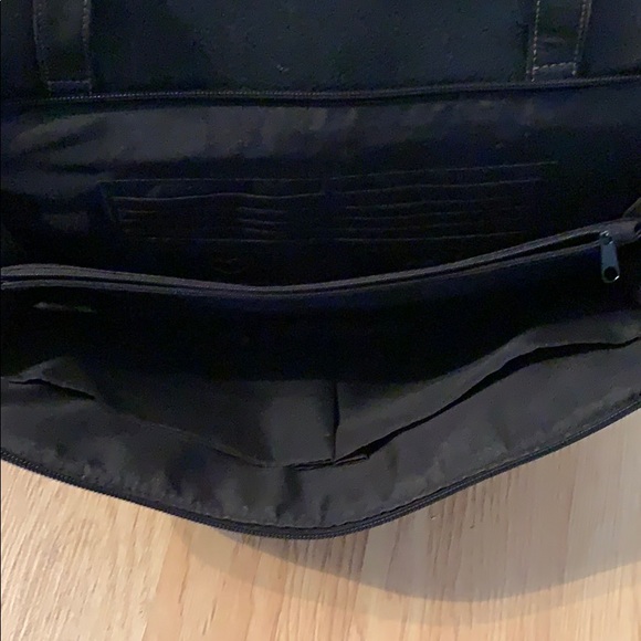 Aurielle Black leather bag with credit card area - Picture 3 of 8